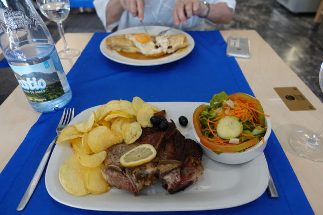 私はT－ボーンステーキ。まぁこんなもんか、という味。硬かった。<br />早いけど疲れたのでホテルに戻って今日はおしまい。