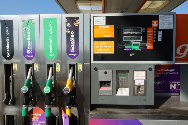 最後にガソリンを満タンにして返す。どれがディーゼルかわからん。正解は黒でした。<br />振り返ってみると、まずETCのオプションは必要。ないと一部高速が使えない。乗り捨てのレンタカーは高い。やはり面倒でも借りたとこに返す方が良かった。GPSは必要。オプションで借りたけど、何度も行くなら日本で買っていけば安上がり。がんばってオートマチックでなくマニュアルにすればもっと安い車が使えた。