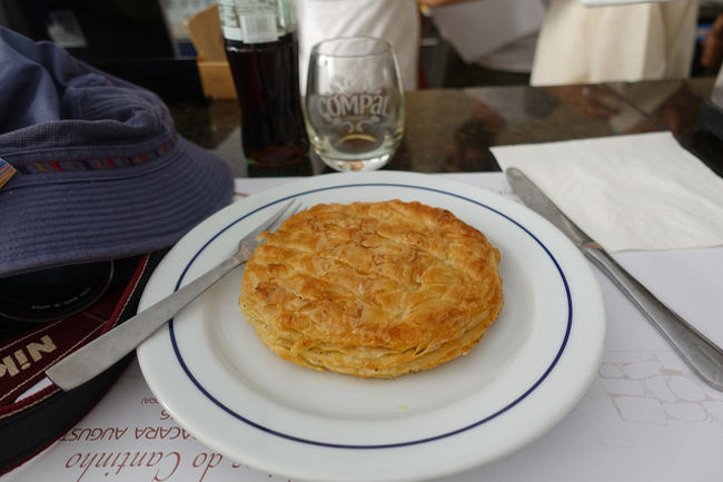 早速名物のパイを食べてみる。あっさり味で美味しかった。隣のおじいさんが盛んに話しかけてくるも、言葉分からず。<br />この辺でこの町とおさらばして次の町へ。