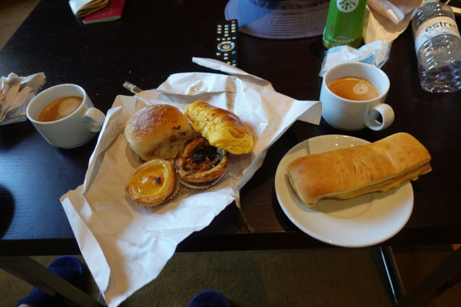 近くの店で食事を買って、ホテルで食べる。ディナーに行く元気なし。でも、こういうのって結構美味しい。とにかく外国でディナー食べると時間がかかる。地元のパンも面白いし。
