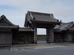 仙巌園の正門です。
広大な施設のわりに小さな門に思えます。