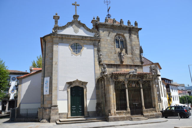 少し行って右に曲がるとコインブラス礼拝堂が見える。閉まっていた。