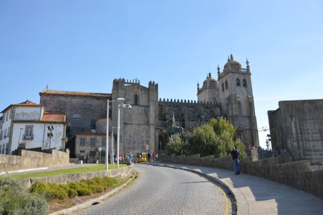 さらに川に向かって進むとカテドラルがある。１２世紀に建てられたもの。