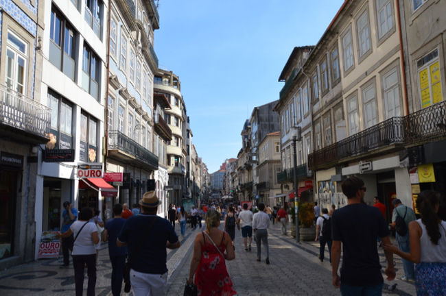 街の中心部サンタ・カタリーナ通りにあるショッピングセンター：ヴィア・カタリーナに車を止めて街に繰り出す。周辺は大変賑わっている。<br />街の雰囲気はこんなの。