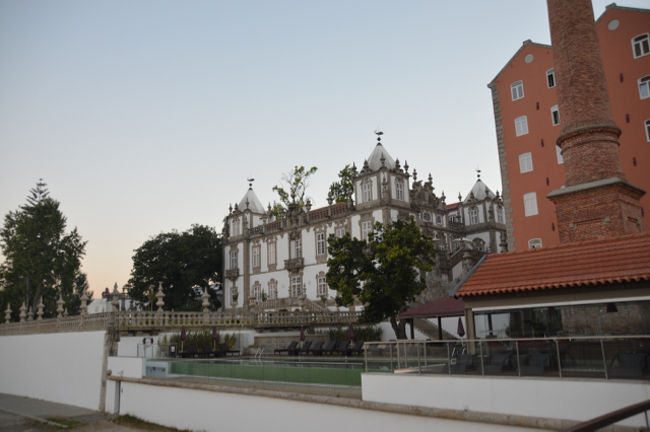 裏手から見たホテル。チェックインで１時間半ほど待たされる。どうもほっておかれた雰囲気あり。