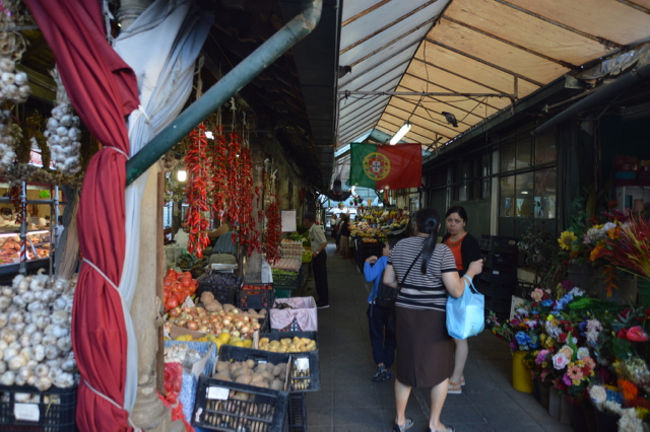 同じ場所の駐車場に車を止めて、ポルト二日目の観光開始。<br />まずは近くのボリャオン市場にいく。<br />ポルト市民の台所といわれ、八百屋・魚屋・果物屋などなんでもあり。<br />