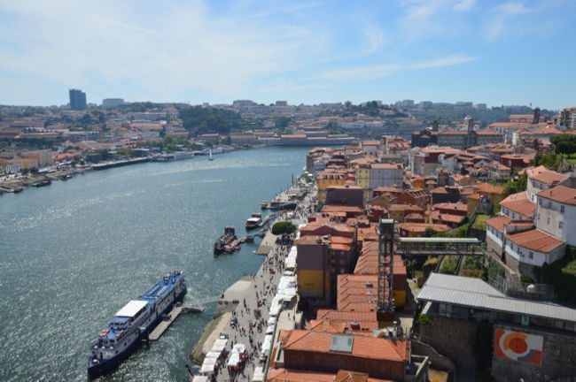 対岸の川沿いにはレストランやお土産品のお店も多数あり。降りて行って、散策する。帰りはケーブルカーに乗って戻る。