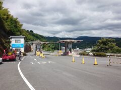 昨日まで雨でしたが、この日は雨も上がり、少し雲は出ていたものの良い天気になりました。

途中、事故渋滞に巻き込まれてしまったため予定よりも少し時間がかかりましたが、9時半には有料道路《箱根ターンパイク》の小田原料金所に到着。付近では何か撮影をしていて、フェラーリが何台か停まっています。