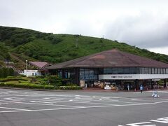 大観山スカイラウンジからさらに15分、箱根ターンパイクを抜け静岡県道20号線にある《十国峠レストハウス》。何か目的があるわけじゃないですが、ちょっと立ち寄って売店をのぞいてみました。

ここからはケーブルカーが出ていて、さらに上に登ることができます。