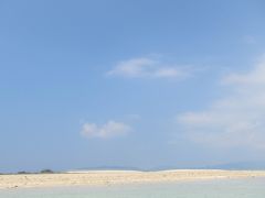 そして・・・到着したのはその名も「幻の島」♪
すごい透明度！そして真っ白なビーチに感動。

幻の島は小浜島と竹富島の間に浮かんでいた、潮が引いているその時だけ姿を見せてくれる。何て美しい景色♪