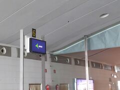 ビルバオ空港到着。広島空港クラスの規模なので混雑もなくスムーズです。
そして、皆様のアドバイス通り、日本からの荷物出口は他の方の出口とは異なります。６，７番口です。少し時間はかかりますがそのまま待ちましょう。