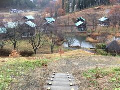 第一の目的地である、道の駅中山盆地。
大きな国道から逸れていて、それでいて、主要幹線道路であるロマンチック街道の側に位置する道の駅は、トイレもキレイ、日帰り入浴施設あり、宿泊施設もありの比較的新しい施設です。こちらには来年には出来上がる遊具の設備が現在工事中で、来るたびに遊具が増えています。写真のロッジは、宿泊施設として、1棟1泊16000円。宿泊客は日帰り入浴施設が無料で使えるので、階段をあるいて外を歩くことが嫌でなければいいのかもしれません。が、これだけの設備がそろって静かな場所なので、冬場になっても仮眠をとる車が居ますが、盆地なので雪も深いのでどうかな、冬場は、と思います。