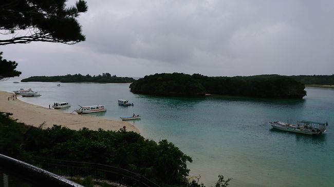 川平湾到着♪<br />展望台からの景色は、曇っててもやっぱり綺麗!!<br />でも、天気が良ければもっとキレイなんだろうなぁ(^^;<br />とりあえず、明日リベンジするとしてグラスボートはおあずけ(^^)<br /><br />まだホテルにチェックインするには早いので、御神崎へ移動。なかなかの悪天候のため、写真は…ありません(笑)<br />その後どうしても外せないと思っていた、ミルミル本舗へ!道中、スコール？大丈夫？ってくらいの雨となり、駐車場からお店に入るだけでもびしょびしょに(-_-)<br />こちらも、綺麗な景色が全く見れず写真は…なし(笑)<br />ちょっと早いけど、ホテルに行きますか～ってことで、今回3連泊お世話になるホテルイーストチャイナシーへ。