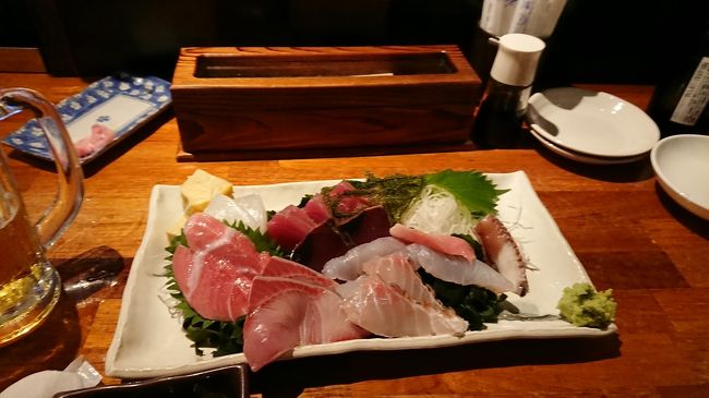 19時前にお店に到着♪<br />どしゃ降りでも、お客さんでいっぱい。<br />カウンターに通してもらって、とりあえずのオリオンビールと何品か注文!<br />混んでるから、もっと時間がかかるのかと思いきや、スムーズに料理も出てきました(^-^)v<br />まずは、お刺身盛り♪<br />奥の空のお皿は、写真を撮り忘れた石垣牛の握り(^^;<br />お刺身美味しかった～!!かつリーズナブル。<br />石垣牛の握りも、写真を撮り忘れるほど美味しく、あっという間になくなりました(^^;ｱﾊｯ