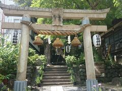 と思いましたが、すぐ横の《日枝神社》にも寄って行くことにしました。小さな神社ですが、中の木々はすごく立派です。