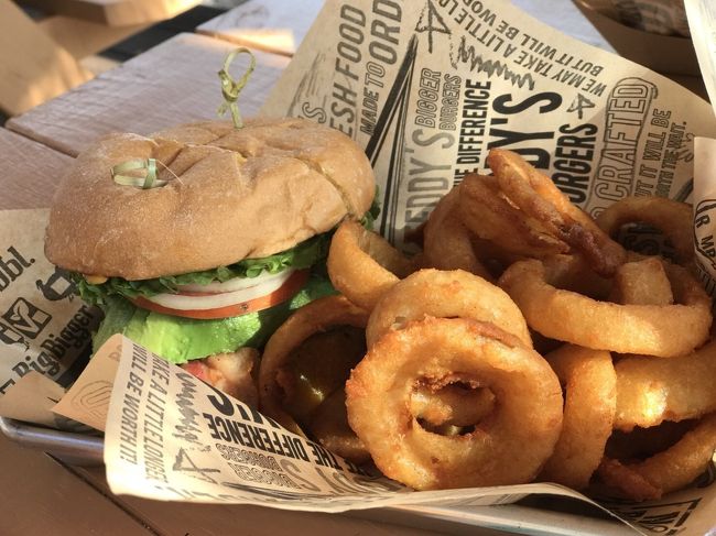 アボカドのハンバーガーとオニオンリング。美味しいです。