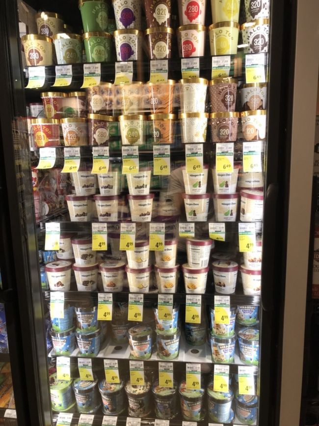 ハワイ滞在中の買い出しにフードランドへ。アイスやジュース、果物などで100ドル超え(-｡-; 物価は高いけどリゾートマジックで買ってしまいますよねぇ～（笑）