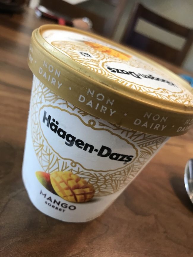 ホテルに帰って寝る前のハーゲンダッツのマンゴーアイス♡ 美味すぎ。