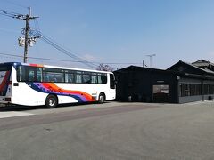 阿蘇駅で１０分休憩。
変な止め方するなと思ったら、駅前には別のバスが来ました。