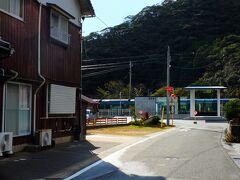 湯村温泉から東浜駅までは30分くらい。
東浜駅は日本海と山の間にある小さな駅。
ここに瑞風がとまっていたのでびっくり。