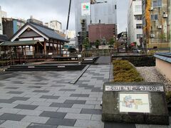 北の庄城址へ。
北の庄城址（きたのしょうじょうし）・柴田公園は、柴田勝家（1523？～1583）が築造した北庄城の一部が考古学的発掘により初めて検出された遺構の上にあります。