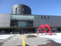 
今回の旅、初めての函館駅です。

北海道新幹線の開通で、駅舎が変わっているのかなぁと思ったら、そのままでした。
新幹線はこの函館駅ではなくて、新函館北斗駅からなんですよね。

なんで函館駅まで伸ばしてくれないのだろう、不便だなぁと思っていましたが、北海道新幹線の最終目的地は札幌なので、東京～札幌間を速く結ぼうと考えたら仕方ないのかもしれません。