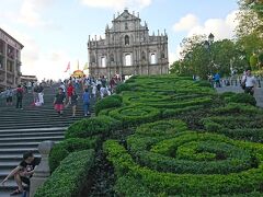 聖ポール天主堂跡

ここはアジアでのキリスト教布教活動のトップを切った場所として、ヨーロッパの王族たちの寄進を受けたため、非常に栄えていました。
しかし、主要都市としての地位を香港に奪われた後、勢いが衰えはじめ、1835年の火事により建物のほとんどが焼けてしまいます。
残されたのは、石造りのファサード（建物の正面部分）と、68段の階段だけでした（コピペですけどね）