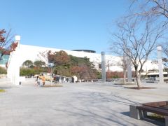 正面の建物がソウルの「国立中央博物館」。 

敷地が９万3000坪、延べ床４万1000坪の大きさは世界で６番目だそうです。