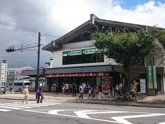 上田城跡公園の向かい側にある《上田市観光会館売店》に来ました。