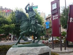 目的は駅前にある、この「真田幸村公騎馬像」を生で見たかったから。ちなみに、さっきも書きましたが僕は父親の昌幸の方が好きなんですが、世の中では真田と言えばやっぱり幸村なんですね。