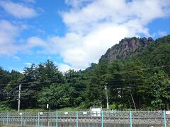 ここからは岩肌の露出した「岩櫃山」が見えます。この山には、かつて真田家が城主をつとめた岩櫃城がありました。「こんなところに城があったら、絶対に落とせないなあ」というくらい、断崖絶壁の景色です。