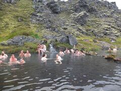 お目当ては、またもや川の中の温泉。朝に行ったところよりも、脱衣場が狭いうえに丸見え。苦労して脱衣しましたが、山に囲まれていてすっかり日が落ちていたこともあり、寒い!! 慌てて川に入りますが、水が冷たい!!

写真の真ん中あたりから熱いお湯が流れ込んでいるため、人々はその周辺に固まっています。ただ、他のところでも、川底からお湯が湧いているところがありましたので、快適な場所を巡りました。写真では切れていますが、右方向の下流側にも、適温スポットが何ヶ所かありました。朝の露天風呂では足湯だけだった家内も、ここではしっかり入浴出来ました。