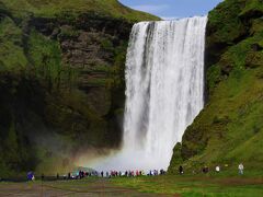 1号線を更に東に進むと、また左手に大きな滝が見えてきます。スコゥガフォス（Skogafoss）です。滝の近くのHotel Skogafossで昼食を食べた後、滝に向かいました。