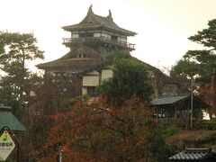 丸岡城は、現存天守閣では最古の建築様式を持つ平山城で、霞ヶ城とも呼ばれています。