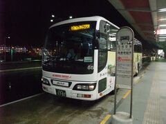 羽田空港に到着後、JALパックの送迎バス「マジカル・ファンタジー号」が停車してたので撮りました。
以前は、旅行会社で手配して行ったりしてJALパックの送迎バスも2度利用しましたが、最近は、個人で手配することが多く利用することがなくなりました。
