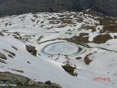 リッフェル湖
Riffelsee？
標高2815m
リッフェル湖ならゴルナーグラート鉄道のチケットに使われている逆さマッターホルンが映る湖です。