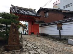 続いて、六道珍皇寺へ。
冥界への入口があると言われる、ちょっと変わったお寺です。
近くにあったのでついでに寄ってみました。
