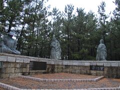 富樫と弁慶と義経の像
兄、頼朝に追われた義経が安宅の関を通る際、関守・富樫の厳しい尋問にあい、その危機を乗り切るため弁慶は、偽の巻物を広げて即興で「勧進帳」を読み上げ、さらに嫌疑がかけられると、主君である義経を打ち据える。その姿に感動した富樫が通行を許可した。