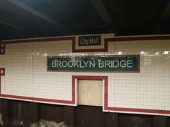 BrooklynBridgeの地下鉄を降りると観光客が多いのに驚いた。

ニューヨークも観光都市なのだと改めて感じる。