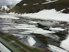 グレッシャー（氷河）Glacier も見えました。
標高2033mのオーバーアルプ峠が最高でこの後はChur 標高585mにどんどん下って行きます。
ローヌ氷河 Rottengletscher です。フルカ峠の北を流れています。