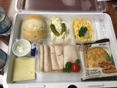 Glacier Expressに11:54に乗り弁当を列車内で食べました。
ハム5、チーズ、パン、とうもろこし、じゃがいも、サラダ。