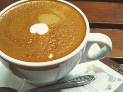 昼食後のコーヒーはやっぱりココ。
牧志公設市場のそばにある小さなお店、The Coffee Stand
私の定番、黒糖ラテのホット。黒糖控えめ。
やっぱり美味しいなぁ・・・ヽ(´▽｀)/