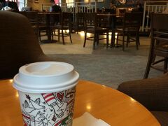 朝９時から総統府の見学に行く予定なのだけれど、ちょっとまだ時間が早い。

なので、昨日見つけた雰囲気のいいスタバで、しばし休憩。１階のレジは出勤前のビジネスマンで混んでいたけれど、２階の客席は空いていて静かで落ち着けた。