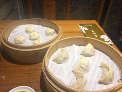小龍包とエビ餃子を注文。元々蒸しあがってたものが出てきたようで、うーん、、ちょっとぬるい。。。去年上海で食べた鼎泰豊のほうが美味しかったな。

エビ餃子はプリプリして美味しかった。オープンと同時より、少したってから来たほうがアツアツを食べられるのかも。