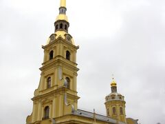 12/26は市内散策。基本徒歩移動。あいにくの天気でしたが。

ペトロパウロフスク大聖堂
ネヴァ川に浮かぶうさぎ島という小島に建てた要塞で、
聖堂以外に博物館や監獄などもあります。
周辺は居住区になっていて、普通に人も住んでいます。

以下全部徒歩移動。