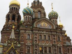 血の上の救世主教会。

ロシア正教会の建物って独特で面白いですよね。
