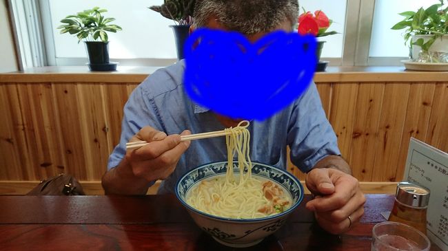 私は野菜そばの小、旦那様は八重山そばの大、あとソーキを単品で。<br />ソーキとろける美味しさ(^-^)v