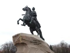 青銅の騎士像

聖イサク聖堂の前、公園の中にあります。
前日の軍用機墜落のせいか、街中めちゃくちゃ警備していました。