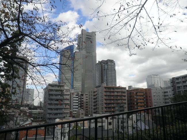 横はランドマークタワーです