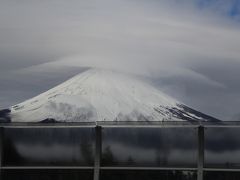 車窓からは富士山がくっきりと見られました。
富士山の山頂上空には笠雲らしきものが。